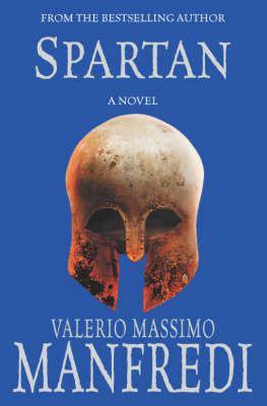 Boekcover 'Spartan' met een verweerd Spartaanse helm op een blauwe achtergrond. Van Valerio Massimo Manfredi.