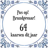 Verjaardag Tegeltje met Spreuk (64 jaar: Pas op! brandgevaar! 64 kaarsen dit jaar! + cadeau verpakking & plakhanger