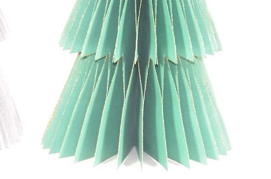 papieren kerstboom - set van 2 - 22,5 cm - met subtiele glitterrand - fairtrade uit India