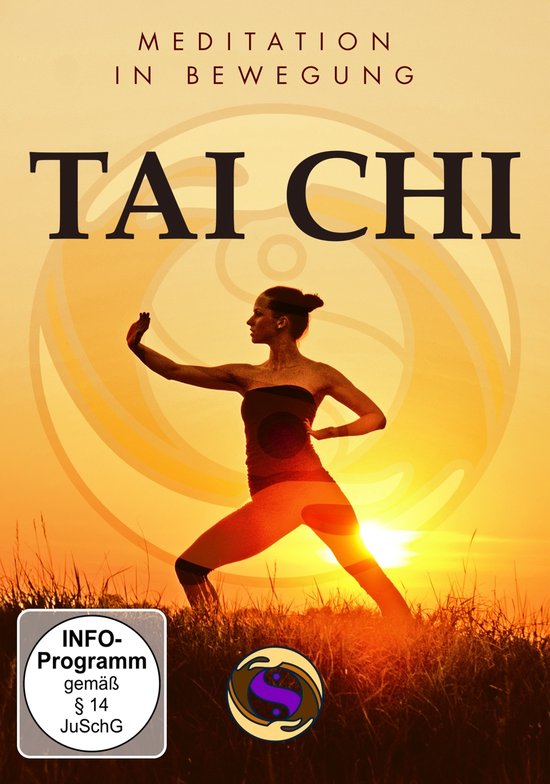 Vrouw in rode top en broek in tai chi houding bij zonsondergang.
