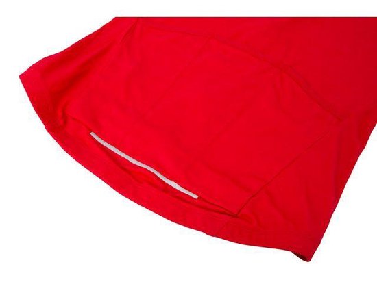 Achterkant van een rood fietsshirt met een reflecterende strip.