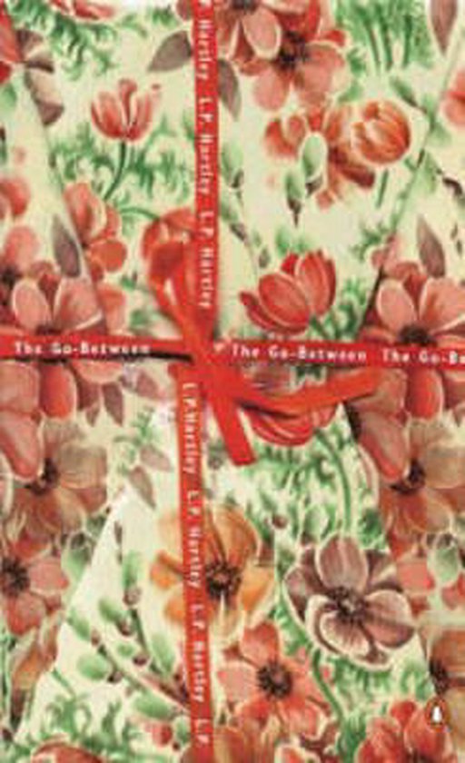 Boek met bloemenprint in rood, groen en beige, met een rode lintwikkel met 'The Go-Between L.P. Hartley' erop.