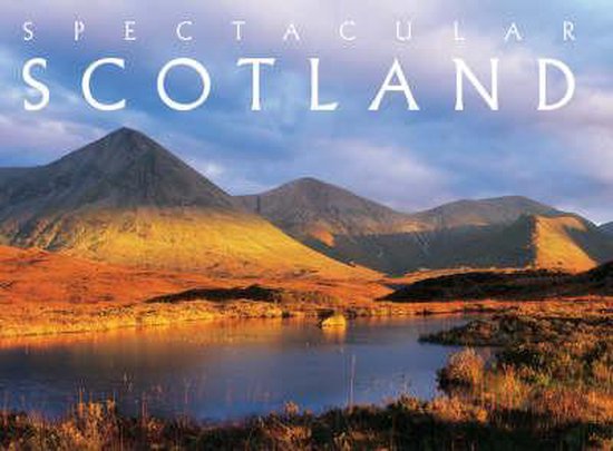 Spectacular Scotland: landschap met heuvels in goudkleurig licht en een meer.