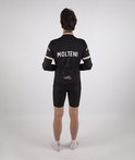 Achterkant van een man met een zwart fietsjack met "MOLTENI" op de rug en gele en oranje accenten.