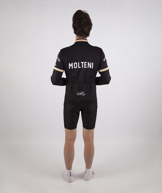 Achterkant van een man met een zwart fietsjack met "MOLTENI" op de rug en gele en oranje accenten.