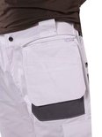 Detail van de witte werkbroek met grijze zakken, rits en verstevigde knieën.