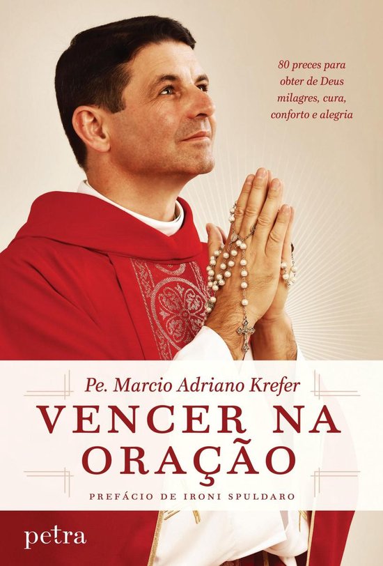 Un prêtre en chasuble rouge, tenant un chapelet, avec un texte en portugais.