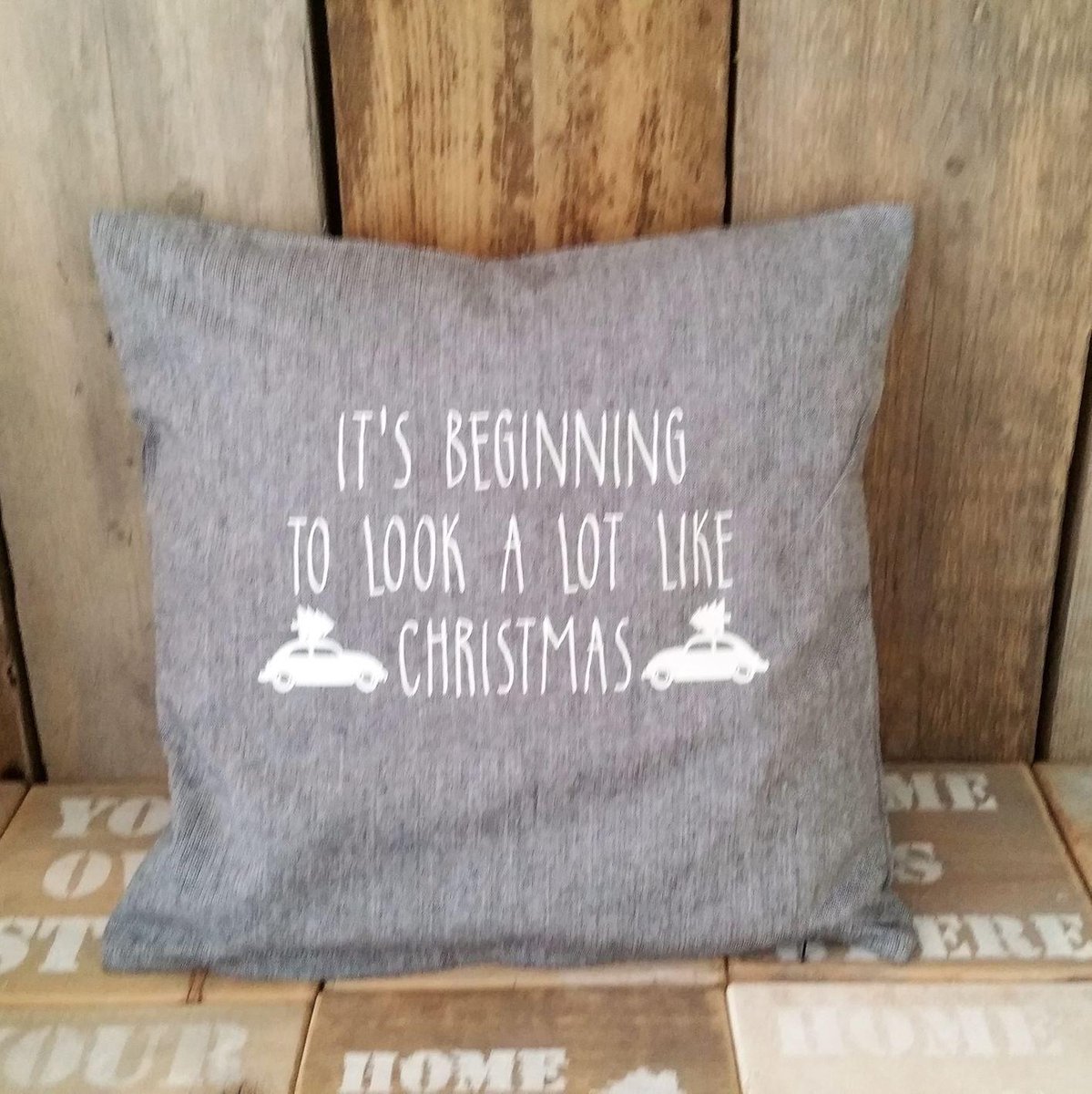 Maison Marcella Kussenhoes tekst kerst It’s beginning to look a lot like Christmas kussensloop kussen maat 50x50 cm donkergrijs