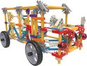 Een K'NEX model van een open bus met wielen, gele, blauwe, rode en grijze staven, en rode koplampen.