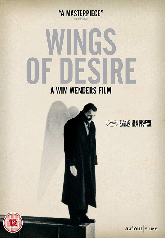 Filmposter voor Wings of Desire met de tekst 'A MASTERPIECE' en 'WINGS OF DESIRE A WIM WENDERS FILM'. Een man in een lange jas staat met zijn hoofd naar beneden.