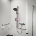 Douche-opstelling met handdouche, thermostaatkraan, wandbeugel, douchetrekker en zeepdispenser.