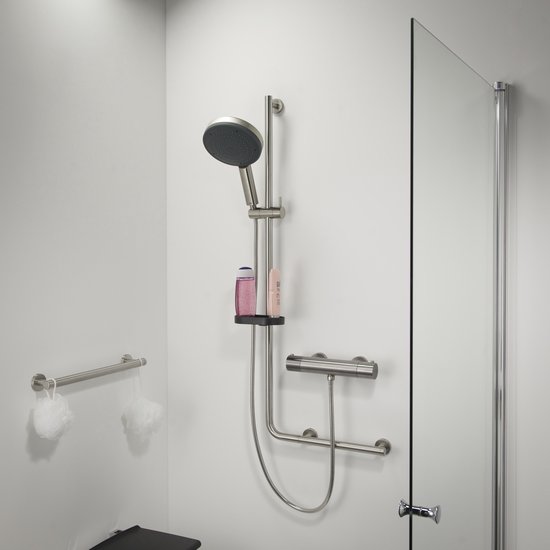 Douche-opstelling met handdouche, thermostaatkraan, wandbeugel, douchetrekker en zeepdispenser.