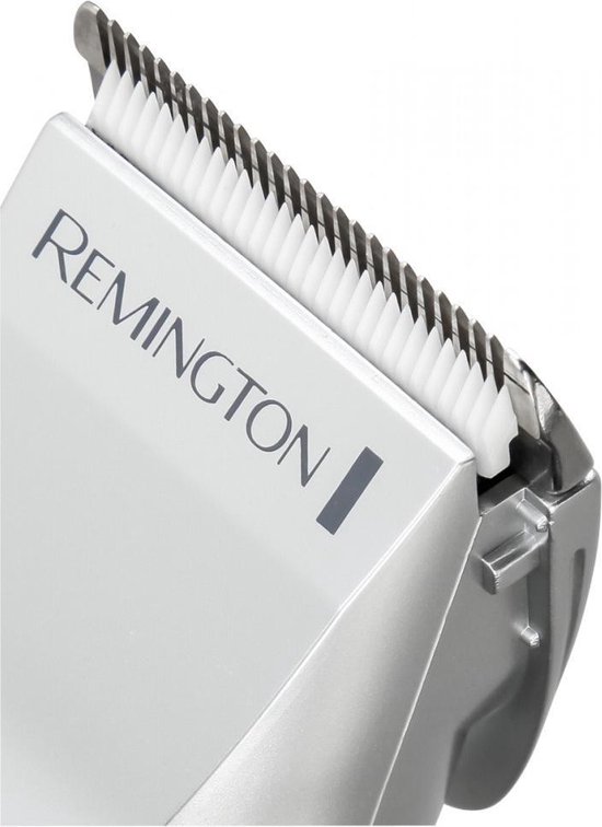 Close-up van de zilverkleurige kop van een Remington tondeuse met mesjes.