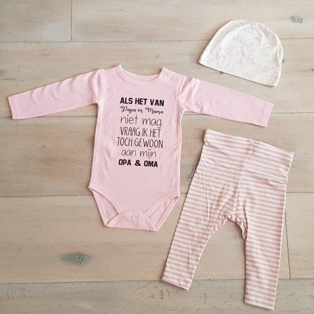 Goedkoopste Baby cadeau geboorte Meisje Set 3-delig| maat 62-68 | roze mutsje beertje roze broekje streep en roze romper lange mouw met tekst zwart Als het van papa en mama niet mag vraag ik het toch gewoon aan mijn opa en oma | geboorte | Huispakje | Kraamkado