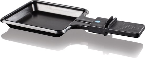 Een los zwart pannetje van een raclette-grill, met handvat en blauw detail.