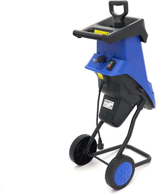 Zijaanzicht van de blauwe elektrische hakselaar op wielen, met de motor aan de achterkant.