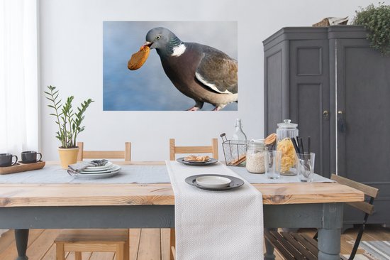 Poster Un vilain pigeon avec un biscuit dans la bouche 120x80 cm - Tirage photo sur Poster (décoration murale salon / chambre) / Poster Vogels