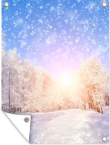 Tuinposter - Tuinschilderij sneeuw - Zon - Tuindoek - Winter - Tuindecoratie - Sneeuw - Natuur - 60x80 cm