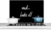 Spatscherm keuken 90x60 cm - Kookplaat achterwand Quotes - Spreuken - And... bake it! - Bakken - Koken - Muurbeschermer - Spatwand fornuis - Hoogwaardig aluminium