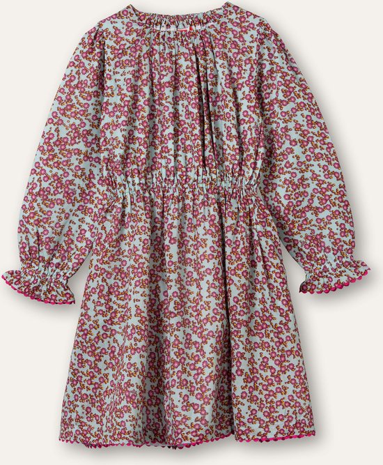 Lichtblauwe jurk met roze bloemenprint, lange mouwen met ruches en een roze picotrand aan de zoom.