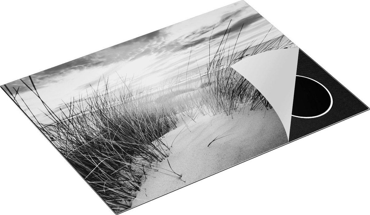 Chefcare Inductie Beschermer Strand en Zee vanuit Duinen met Zonsondergang - Zwart Wit - 71x52 cm - Afdekplaat Inductie - Kookplaat Beschermer - Inductie Mat