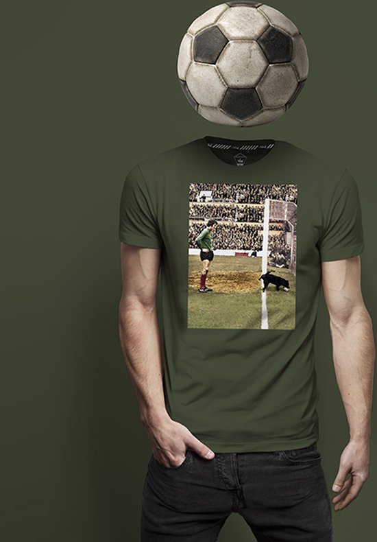 Groen t-shirt met opdruk van een keeper op het veld met een hond bij het doel.