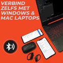 Zwarte oordopjes, oplaadcase, smartphone en laptop tonen Bluetooth-connectiviteit.