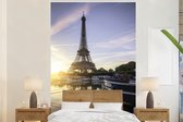 Behang - Fotobehang Eiffeltoren - Parijs - Water - Breedte 225 cm x hoogte 350 cm