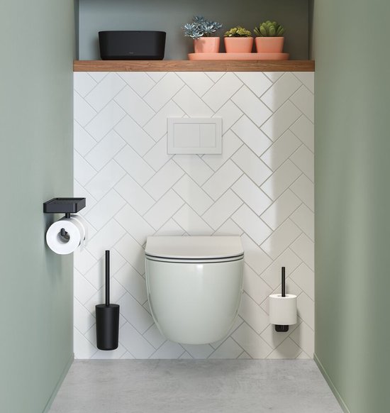 Moderne badkamer met witte visgraattegels en een zwarte wc-rolhouder met planchet.