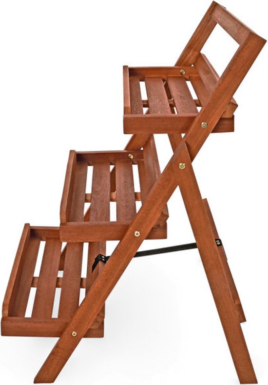 Bruin houten plantenrek met drie etages, op een witte achtergrond.