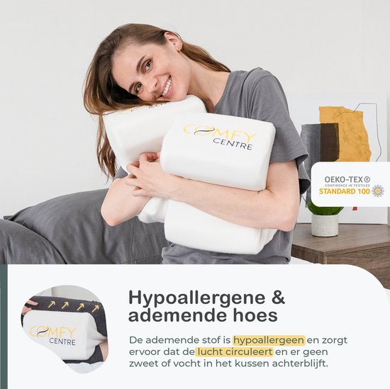 Vrolijke vrouw omarmt twee witte Comfy Centre kniekussens. Een kussen heeft het Comfy Centre logo.