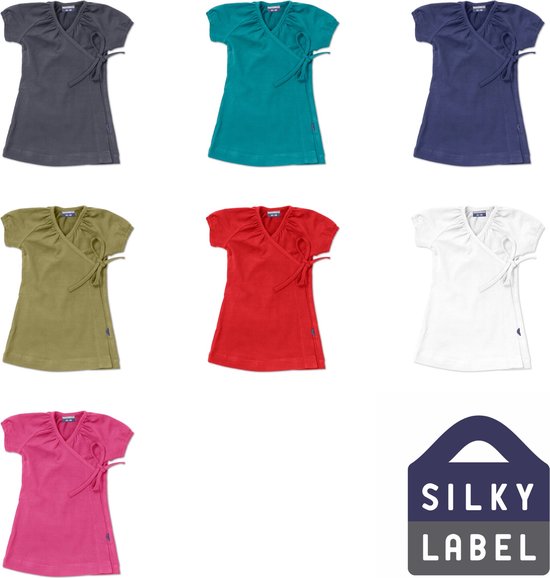 Collage van zeven effen wikkeljurkjes met korte mouwen in grijs, groen, donkerblauw, rood, wit, cyaan en roze.