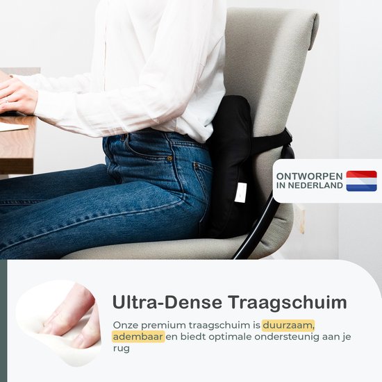 Vrouw zit met zwarte rugsteun in bureaustoel, met focus op 'Ultra-Dense Traagschuim'.