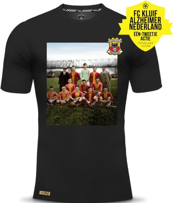 Zwart T-shirt met op de borst een foto van het voetbalteam uit 1917, met een gele sticker 'FC KLUJF ALZHEIMER NEDERLAND'.