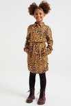 Meisje in een jurk met luipaardprint in bruin, geel en zwart, met ceintuur, gedragen over een zwarte legging.
