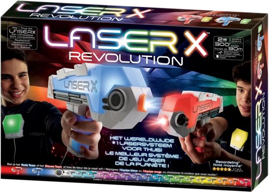 Laser X Revolution dubbele blaster set met twee spelers en twee lichtgevende vesten. De blasters zijn wit met blauwe en rode accenten.