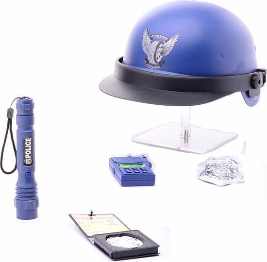 Blauwe politiehelm met vleugel- en wielmotief, zaklamp, portofoon, badge en identiteitskaart.