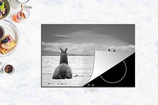 KitchenYeah® Inductie beschermer 76x51.5 cm - Rustende lama's op een zand vlakte - zwart wit - Kookplaataccessoires - Afdekplaat voor kookplaat - Inductiebeschermer - Inductiemat - Inductieplaat mat