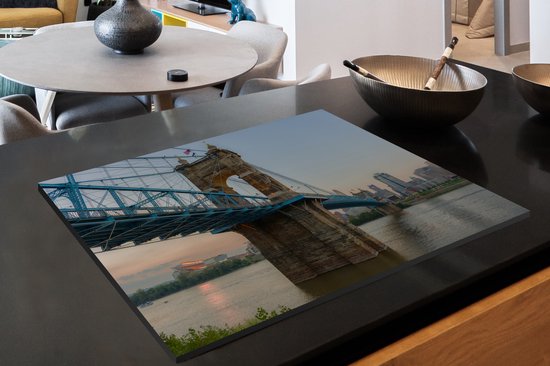 KitchenYeah® Inductie beschermer 76x51.5 cm - De John A. Roebling hangbrug met uitzicht op de stad Cincinatti - Kookplaataccessoires - Afdekplaat voor kookplaat - Inductiebeschermer - Inductiemat - Inductieplaat mat