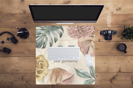 Muismat XXL 60x60 cm - Bureau onderlegger - Bureau mat Trouwdag - 25 jaar getrouwd - Spreuken - Quotes - Bureaumat - Gaming mousepad xl - Bureaulegger groot - Computer deskmat