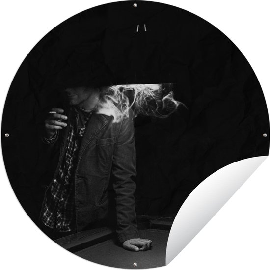 Tuincirkel Man die leunt op een pooltafel in film noir - 60x60 cm - Ronde Tuinposter - Buiten