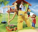 Playmobil speeltuin met glijbaan, schommel, klimmuur en figuren. Speelgoed met oranje, bruine en groene accenten.