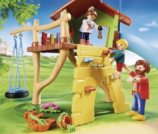 Playmobil speeltuin met glijbaan, schommel, klimmuur en figuren. Speelgoed met oranje, bruine en groene accenten.