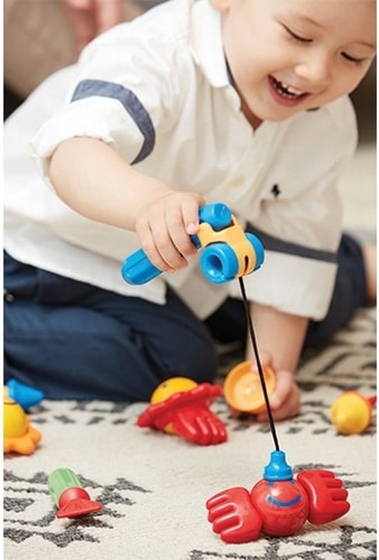 Kind speelt met magnetisch vis-speelgoed en houdt een hengel vast.