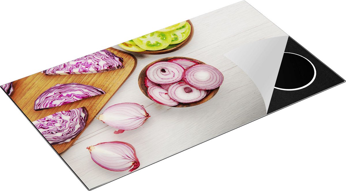 Chefcare Inductie Beschermer Gesneden Uien op een Witte Houten Tafel - 90x55 cm - Afdekplaat Inductie - Kookplaat Beschermer - Inductie Mat