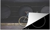 KitchenYeah® Inductie beschermer 81.6x52.7 cm - Een fiets geparkeerd op stoep - Kookplaataccessoires - Afdekplaat voor kookplaat - Inductiebeschermer - Inductiemat - Inductieplaat mat