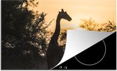 KitchenYeah® Inductie beschermer 81x52 cm - Giraffe in Nationaal park Zakouma - Kookplaataccessoires - Afdekplaat voor kookplaat - Inductiebeschermer - Inductiemat - Inductieplaat mat