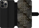 Bookcase Geschikt voor iPhone 13 Pro Max telefoonhoesje - Marmer print - Zwart - Goud - Geometrie - Met vakjes - Wallet case met magneetsluiting