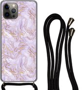 Hoesje met koord Geschikt voor iPhone 13 Pro Max - Abstract - Marmer print - Goud - Paars - Patroon - Siliconen - Crossbody - Backcover met Koord - Telefoonhoesje met koord - Hoesje met touw