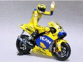Het 1:12 Valentino Rossi Beeldje van de MotoGP 2006. De fabrikant van het artikel is Minichamps. Dit model is alleen online beschikbaar